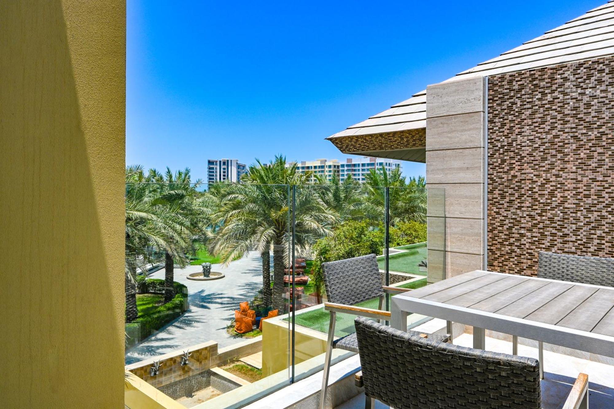 Palavra Resort Manama Exterior foto View from a suite