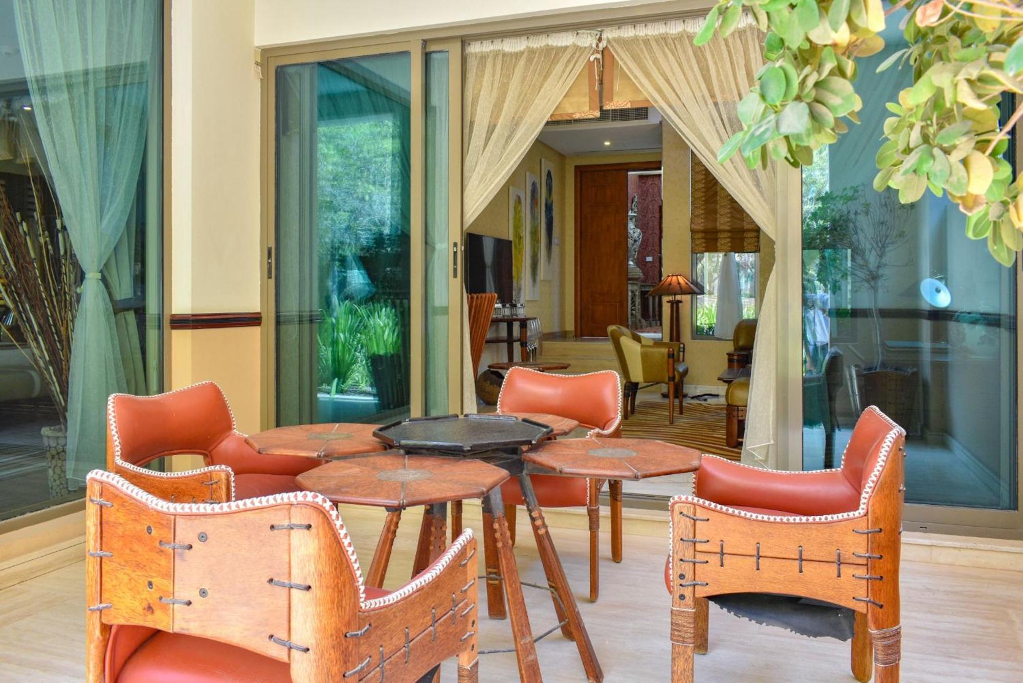 Palavra Resort Manama Exterior foto The interior of a suite at the hotel